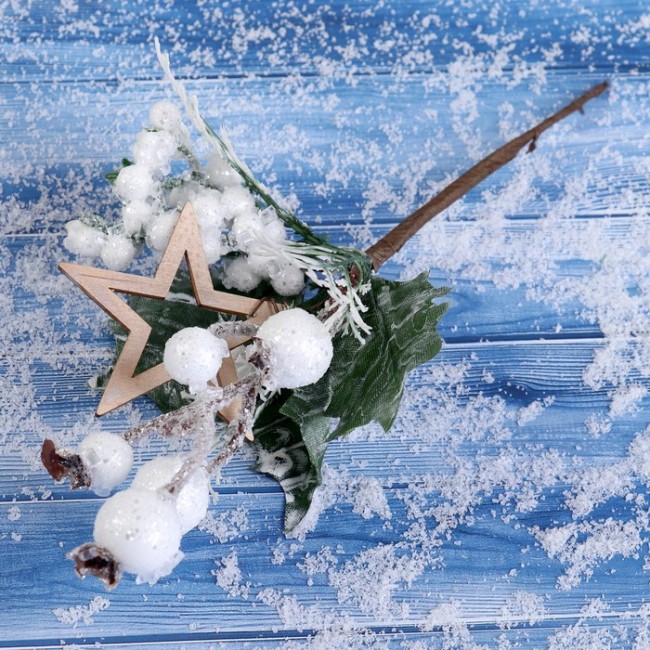 Декор "Зимнее сияние" звезда ягодки листья, 20 см