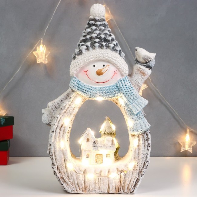 Сувенир керамика свет "Снеговик с птицей и зимним домиком, срез дерева" 41х25х9 см