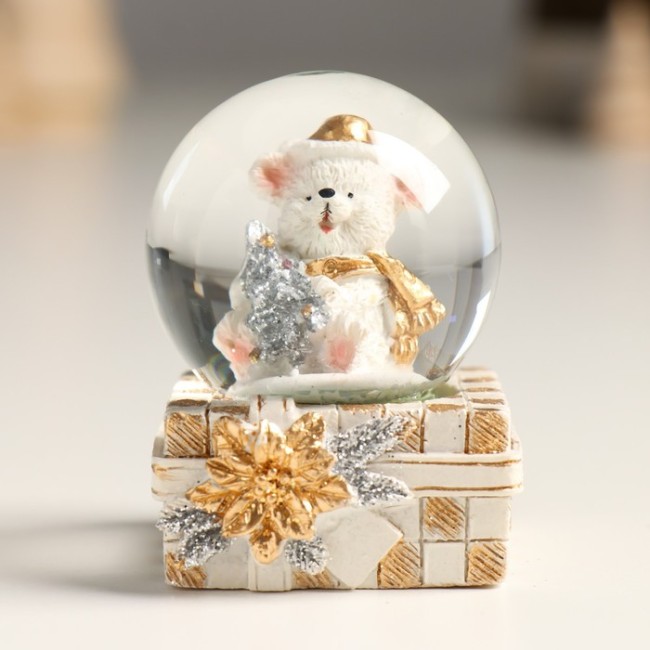 Сувенир полистоун водяной шар "Белый миша с ёлочкой в подарке" золото/серебро 4,5х4,5х6,5 см