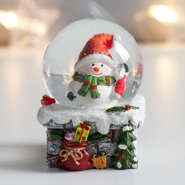 Сувенир полистоун водяной шар "Снеговичок на трубе с подарками" 4,5х4,5х6,5 см